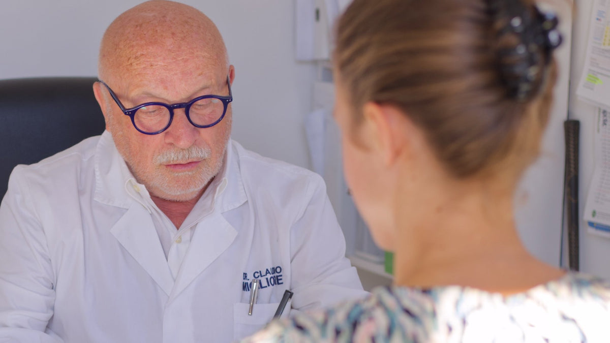 Il Dr. Claudio Migliore durante una consulenza con una cliente nella farmacia di Magliaso