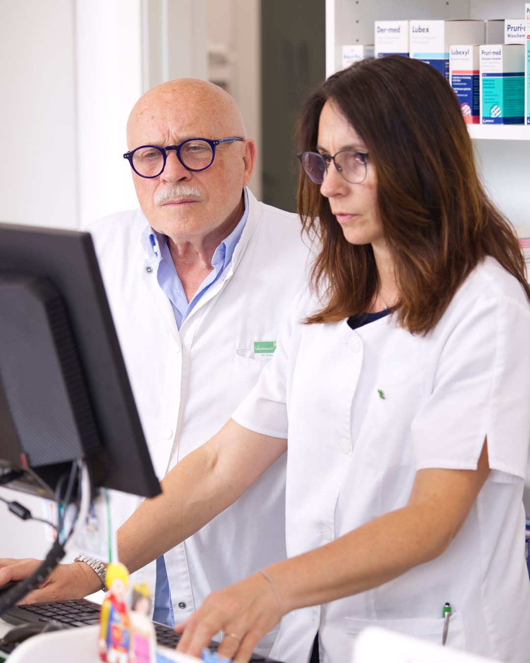 Il Dr. Claudio Migliore con una collaboratrice al banco della Farmacia di Magliaso
