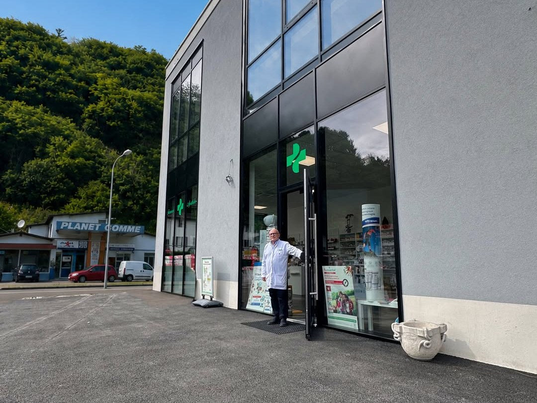 Farmacia Magliaso, Via Cantonale, dove il Dr. Claudio Migliore esercita come farmacista